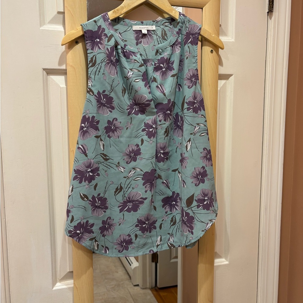 LIKE NEW | Fun2Fun Sage & Purple Floral Sleeveless Blouse - Small